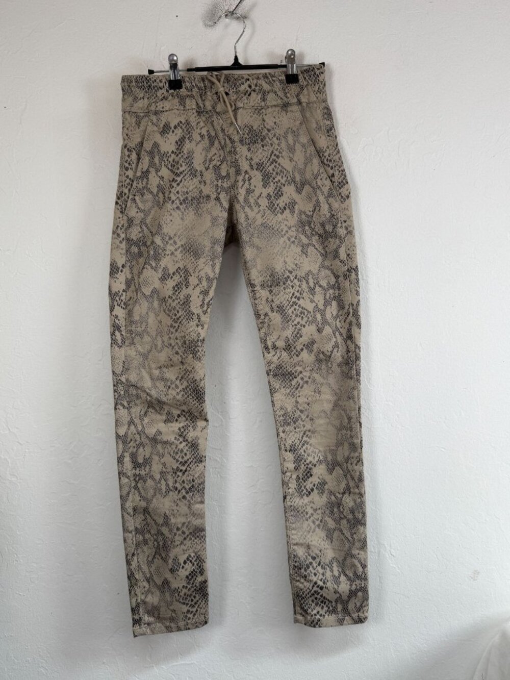 Bevy Flog Shely Pants Women Size 24 Beige Grey Python Snake Print Jogger Stretch